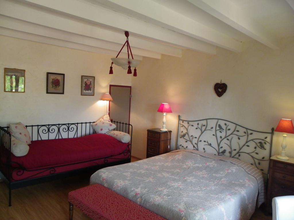 Maison D'Hotes De La Verriere Les Ardillats Стая снимка